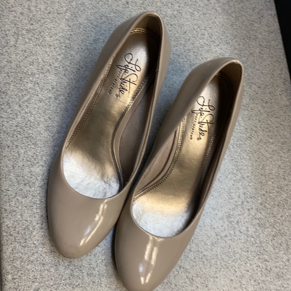 Tan Life stride size 8.5 women’s heel